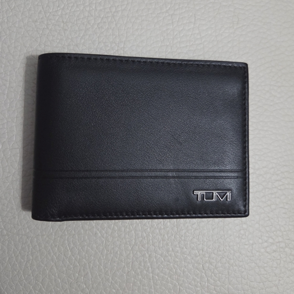 NWT - Tumi Horizon Leather Double Billfold With ID Window